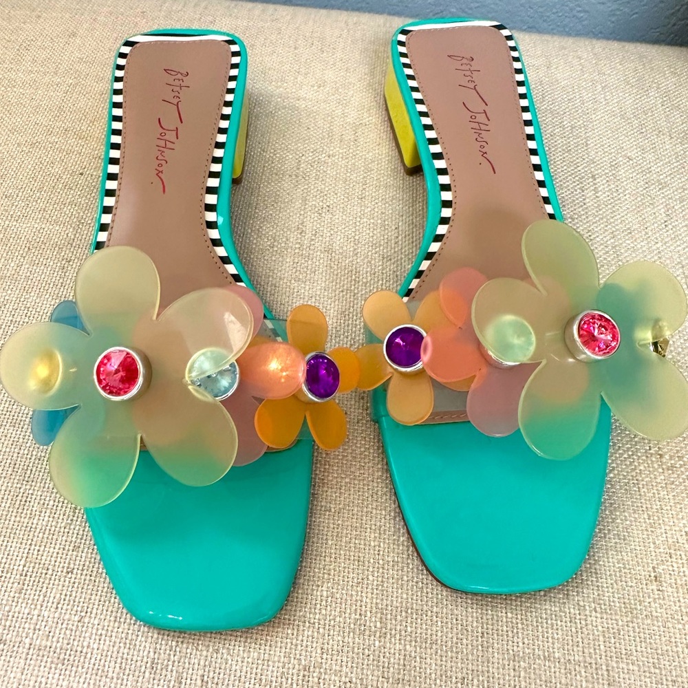 Betsy Johnson flower slipper brand new never worn